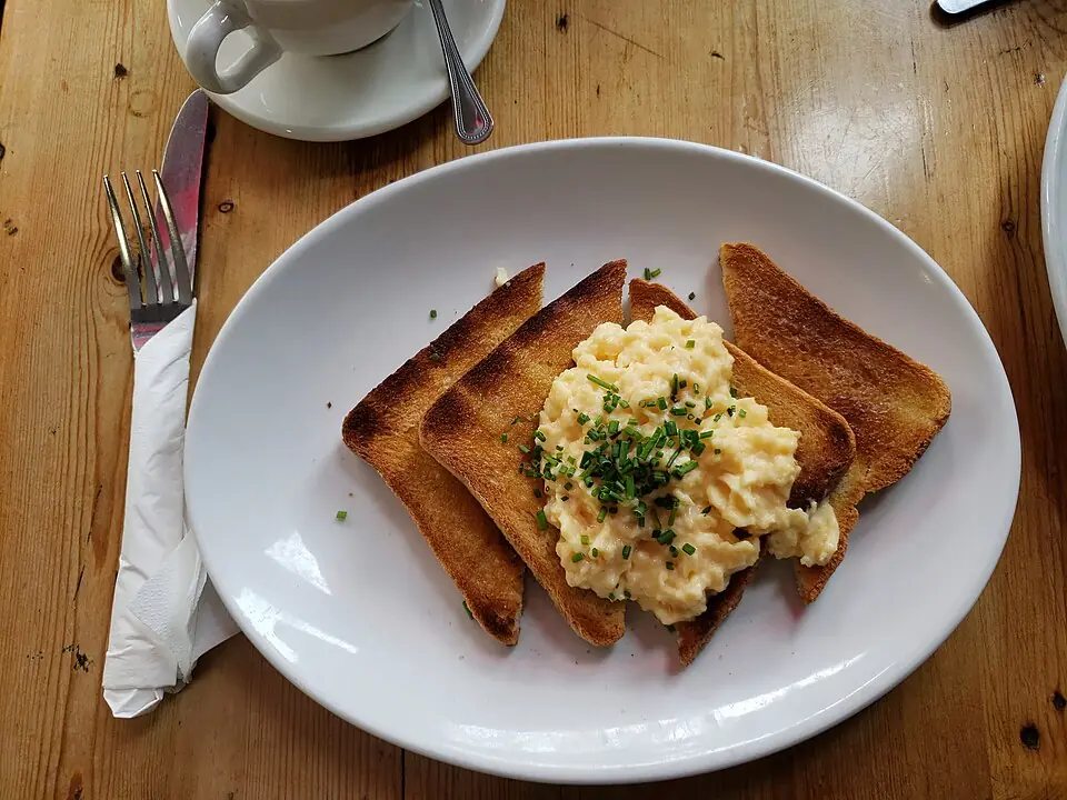 Scrambled eggs on toast, plated