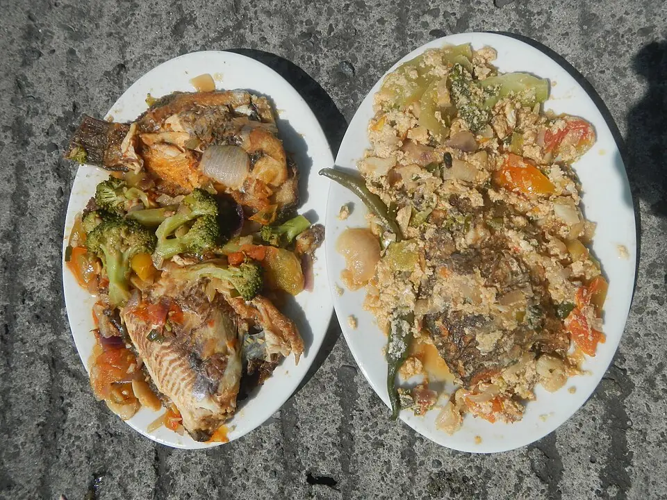 Pritong tilapia, plated