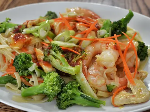 Shrimp and broccoli noodles