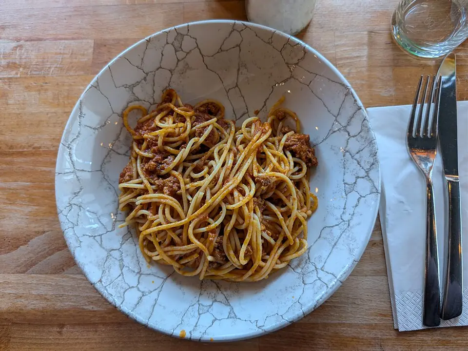 Spaghetti bolognese, plated