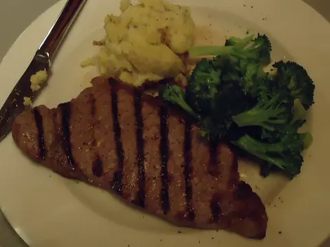 Sirloin, potatoes and broccoli